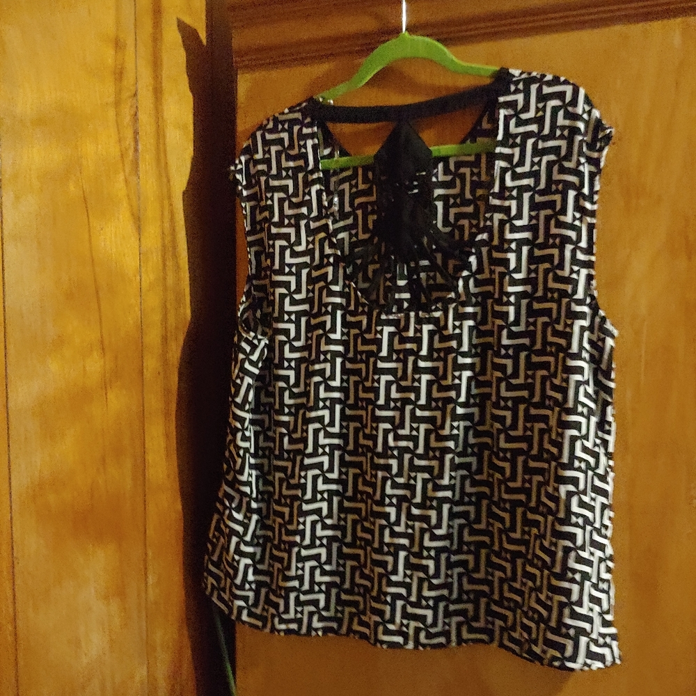 ❤Black & White Sleeveless Top
